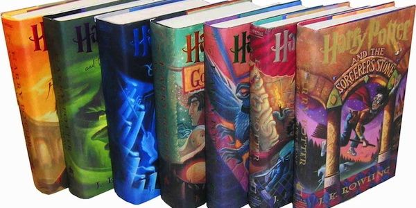 Vemos varios libros caratulas de varios colores Su nombre harry Potter la saga