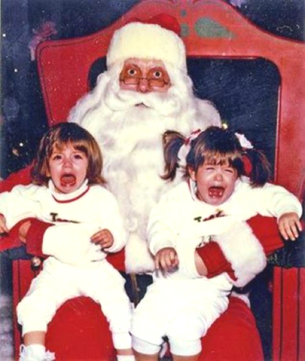 Vemos a dos niñas qiue no disfrutan de Santa Claus llorando muchisimo