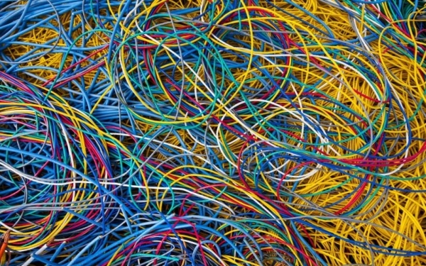 Vemos una cantidad de cables plasticos de colores fuertes como azul amarillo rojo y blanco